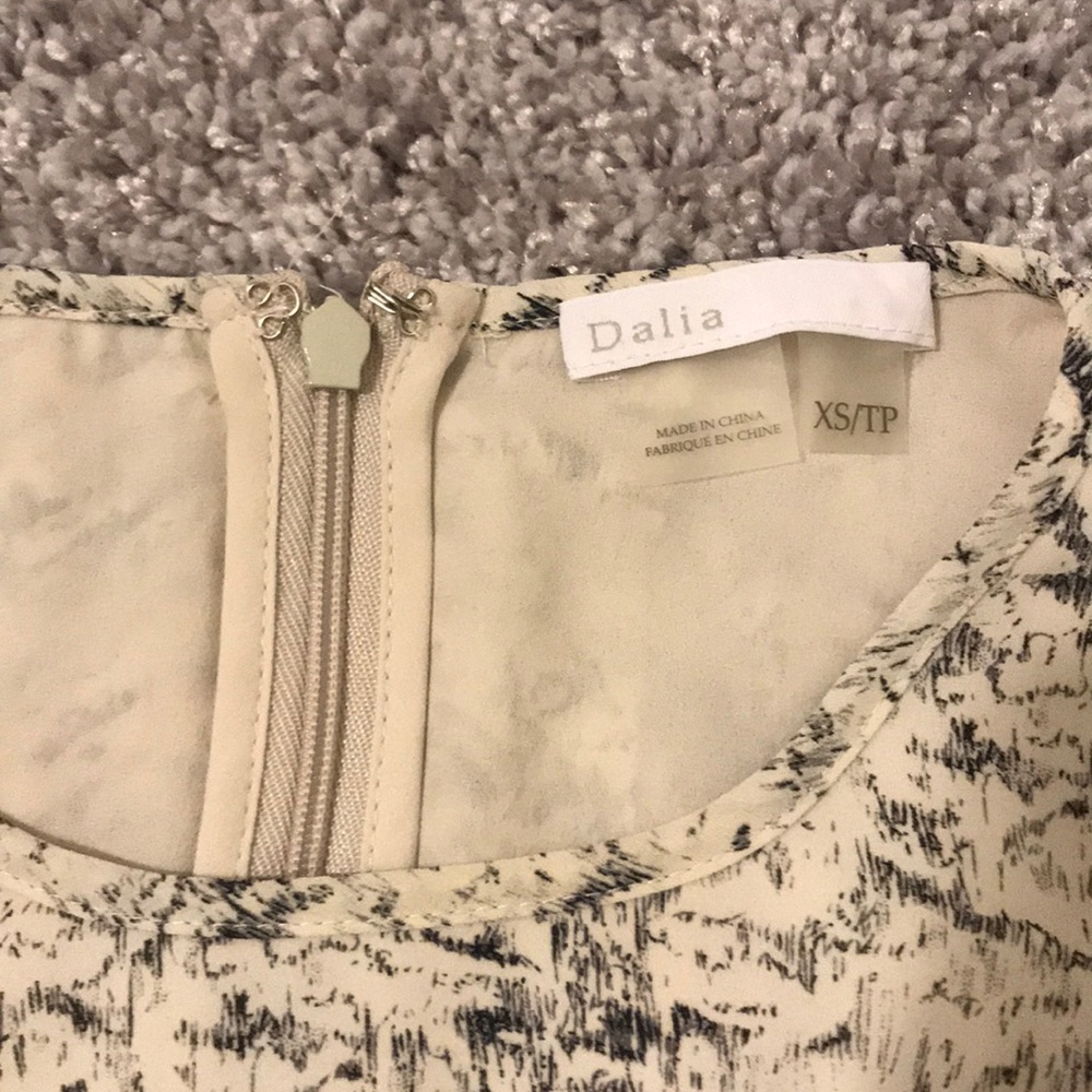Beautiful basic top x-small. - Picture 4 of 5